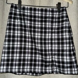 Girl’s cute, lightweight, black & white flannel skirt by Art Class